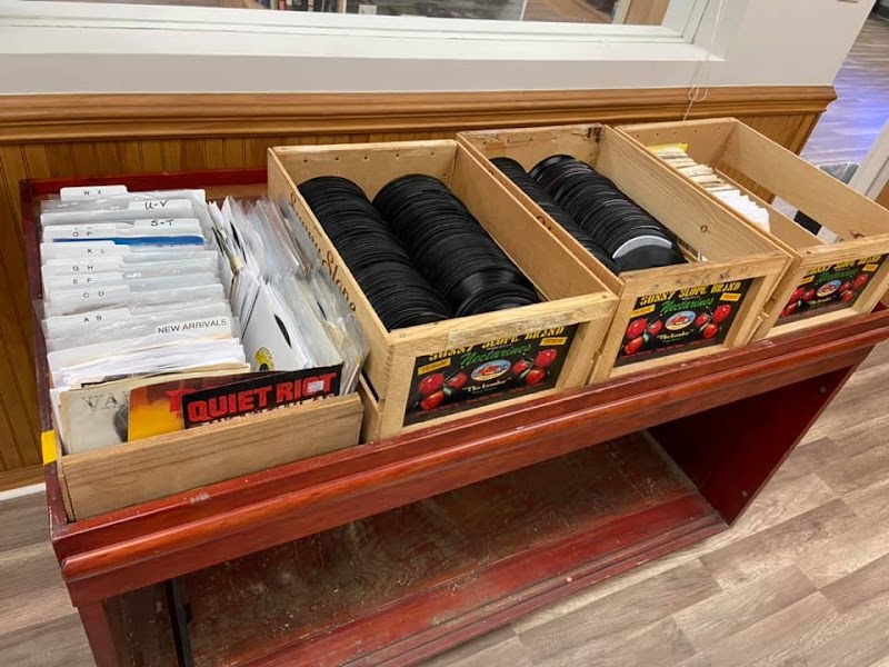 Sleepy Poet Antique Mall - Photo 4