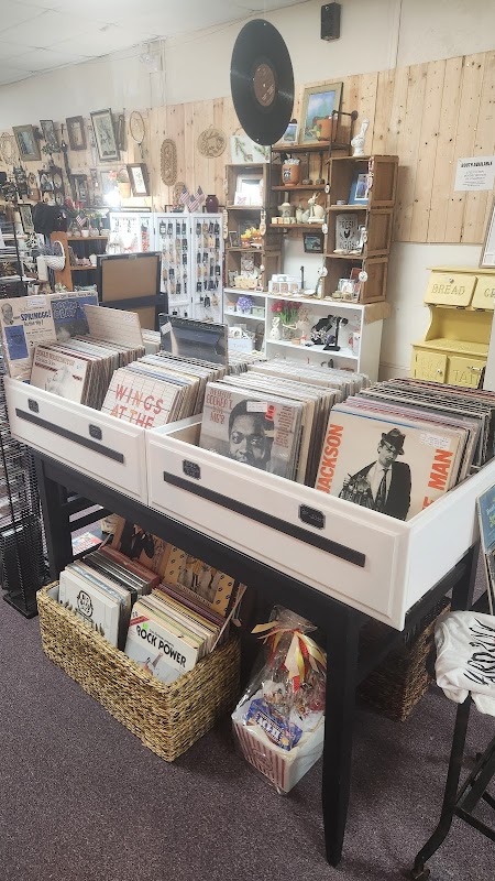 Magnolias Home & Maker's Market - Photo 4