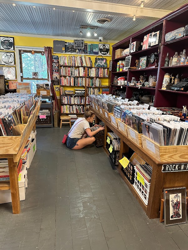 Azio Media - Books, Music & More - Photo 2