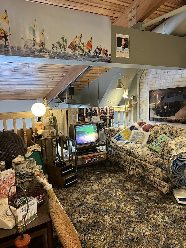 Castaway Vintage & Vinyl - Photo 3