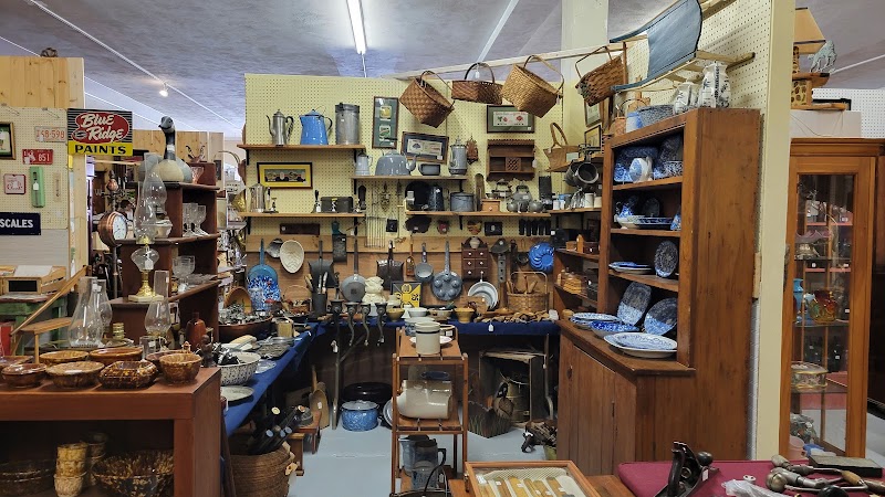 Bryant's Antique Mall - Photo 2