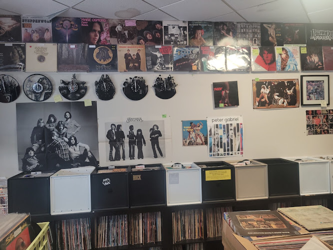 deVintage Vinyl Records and Toys storefront